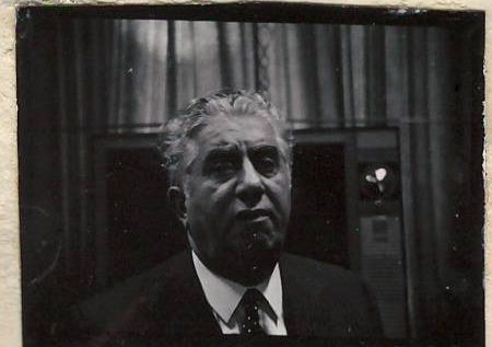 Նեգատիվ՝ լուսանկարի. Ա. Խաչատրյանը ՄԱԿ-ի գրաենյակում՝ մամլո ասուլիսի ժամանակ