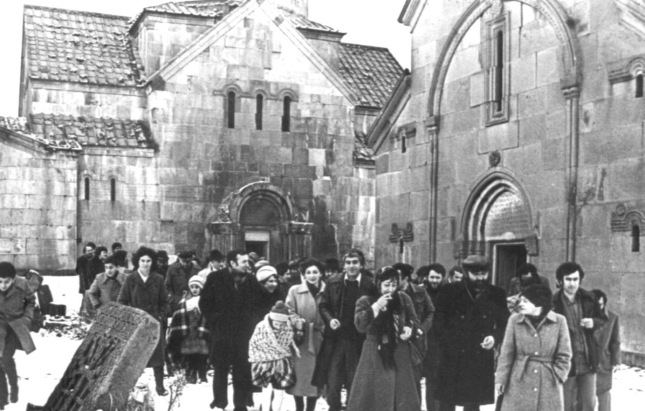 Ե. Քոչարի կինը՝ Մանիկը, հարսը՝ Լալա Մարտիրոսյանը, թոռնիկը՝ Կարինեն, Խորեն Պալյանը և  մի խումբ մարդիկ եկեղեցու բակում, Ծաղկաձոր, 1978 