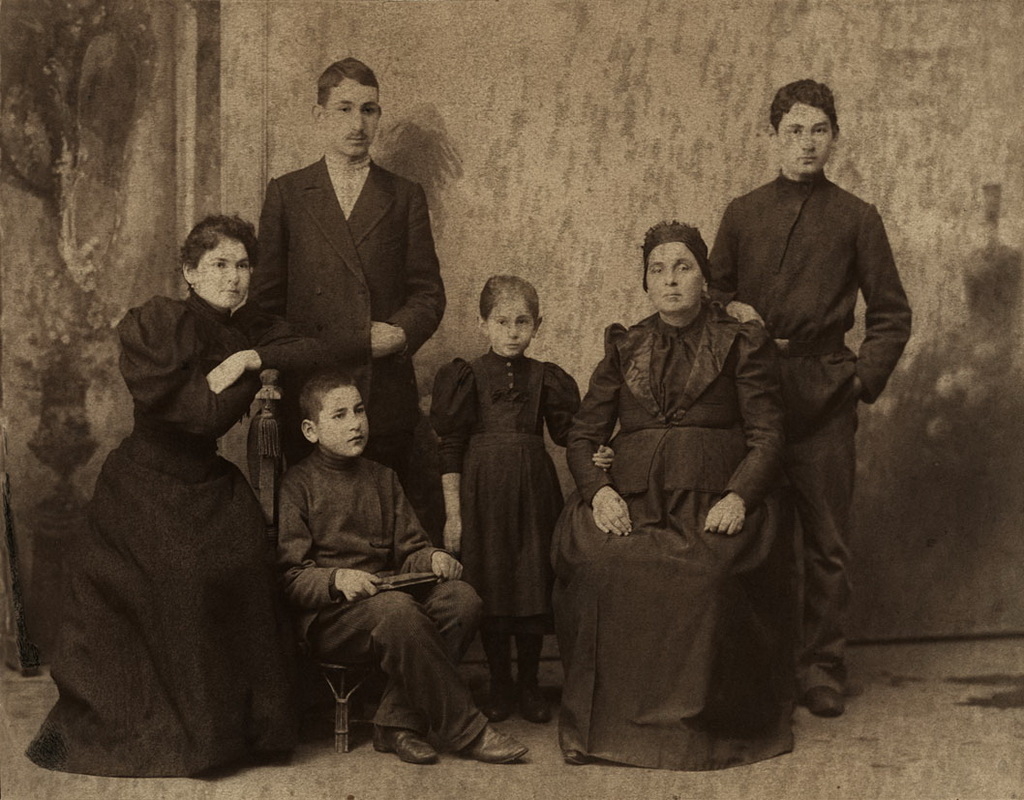 Նկարչի ընտանիքը.Ձախից աջ՝ քույրը՝ Թագուհին, եղբայրներ Սերոբն ու Սահակը,փոքր քույրը՝ Կատարինեն, մայրը՝ Ուստիանեն, Մարտիրոսը