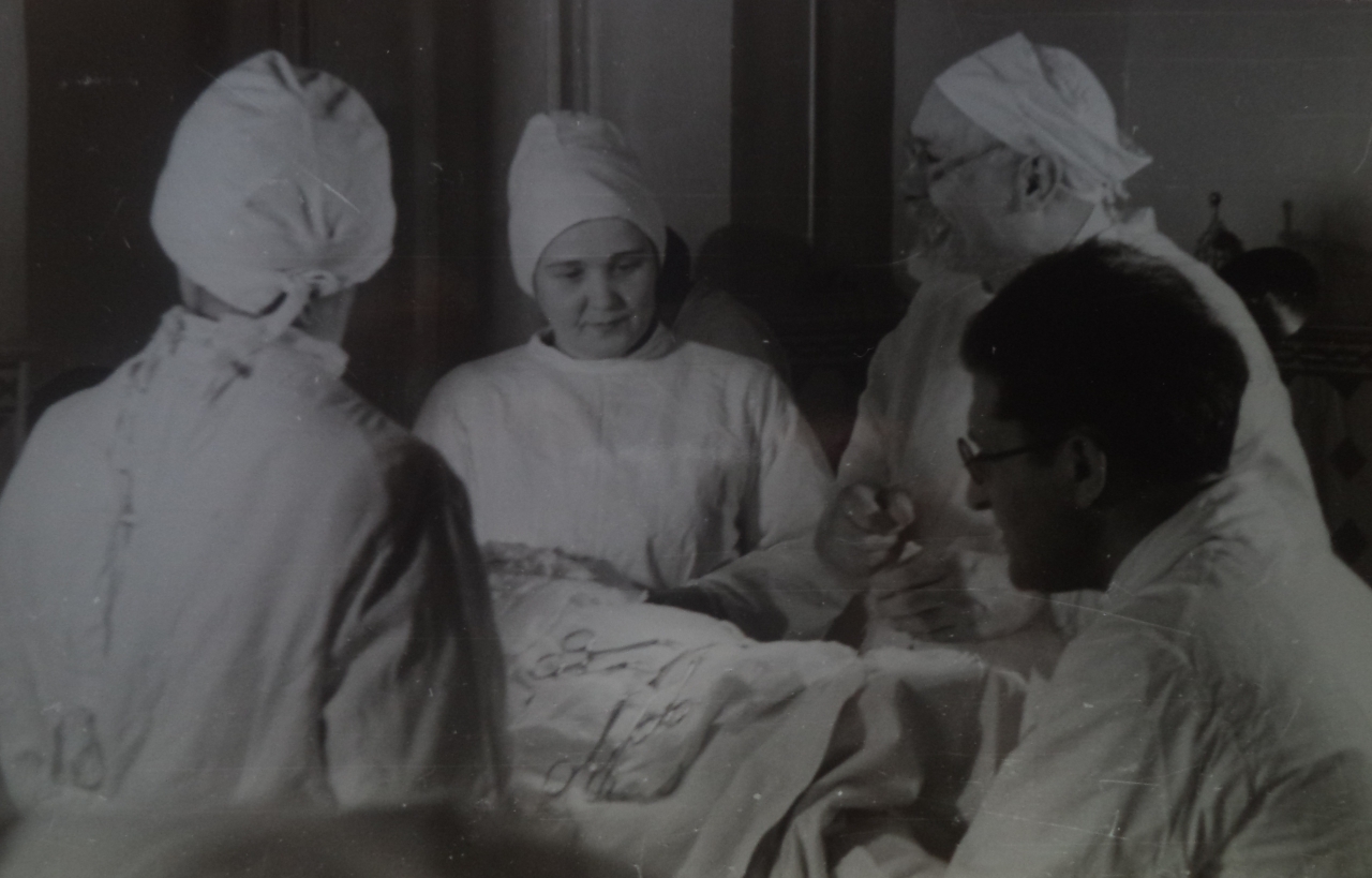 Լևոն  Օրբելին  իր աշխատակցների հետ՝ վիրահատություն կատարելիս