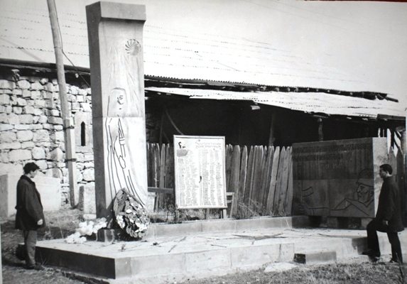 Կապանի Եղվարդ գյուղի  հուշարձան-կոթողը՝  նվիրված Մեծ հայրենականում զոհված համագյուղացիներին 