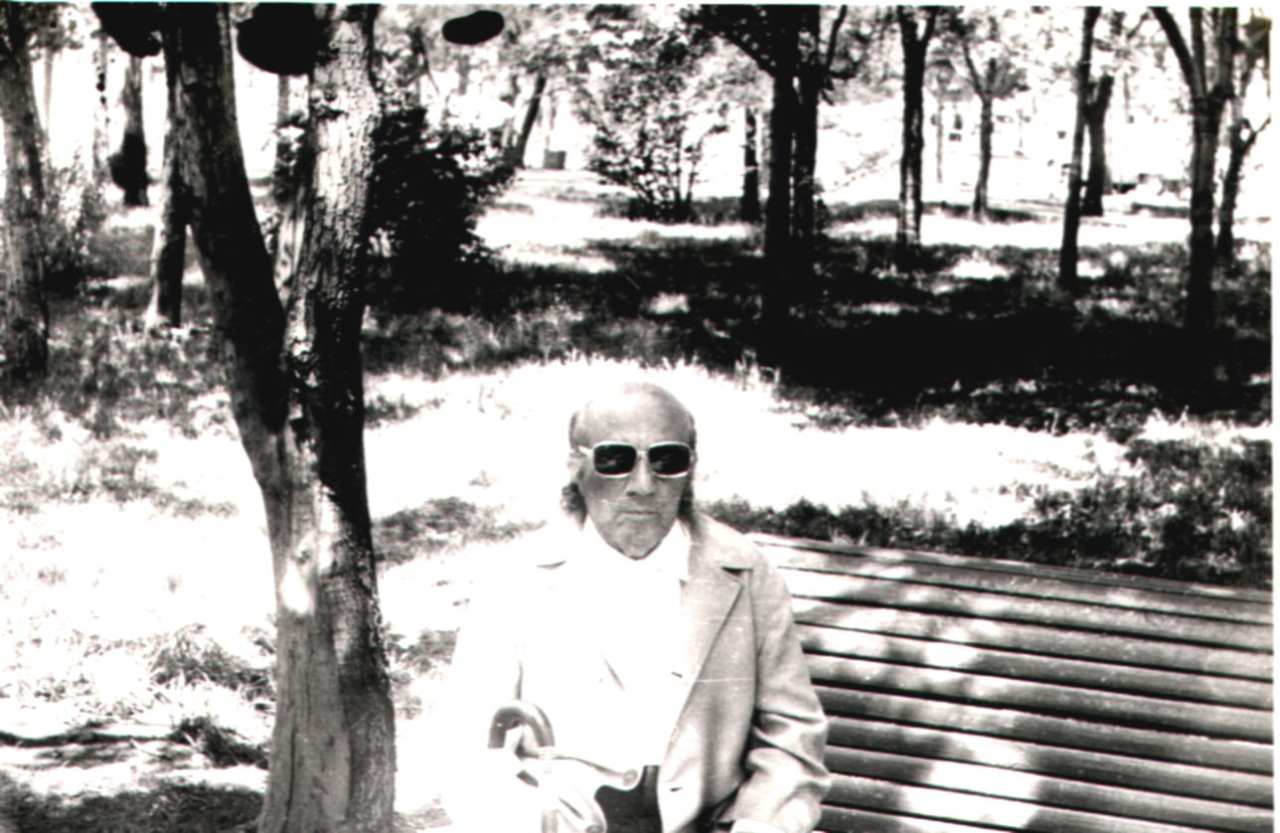 Երվանդ Քոչարը ամառային ակնոցներով՝ զբոսայգում  նստարանին նստած, Երևան, 1974