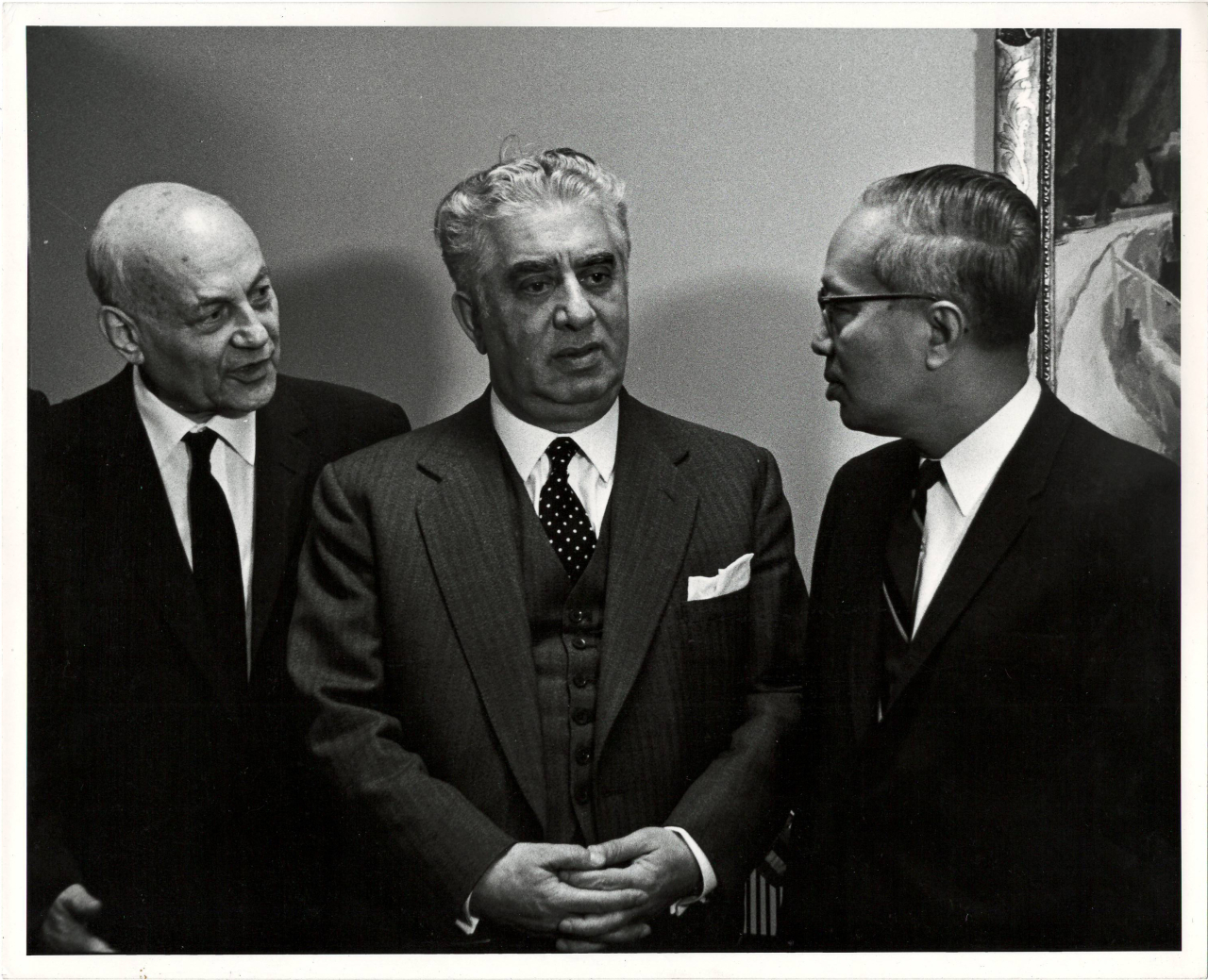 Լուսանկար. Ա. Խաչատրյանը ԱՄՆ-ում իր իմպրեսարիո Զարովիչի  և ՄԱԿ-ի գլխավոր քարտուղար Ու Տանի հետ՝ ՄԱԿ-ի գրասենյակում ընդունելության ժամանակ