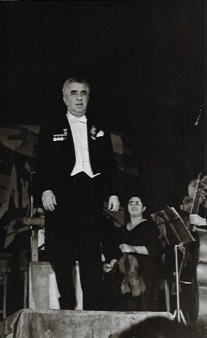 Արամ Խաչատրյանը բեմում՝ նվագախմբի հետ