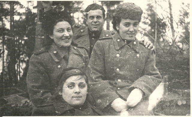Հայրենական պատերազմի մասնակից բժիշկներ (ձախից առաջինը Ռուզաննա Լալայանն է)