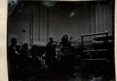 Նեգատիվ՝ լուսանկարի. Ա. Խաչատրյանը թավջութակահարուհի Կ. Գեորգիանի և  Նյու Յորքի  սիմֆոնիկ նվագախմբի հետ՝  իր հեղինակային համերգի ժամանակ Քարնեգի Հոլ համերգասրահում