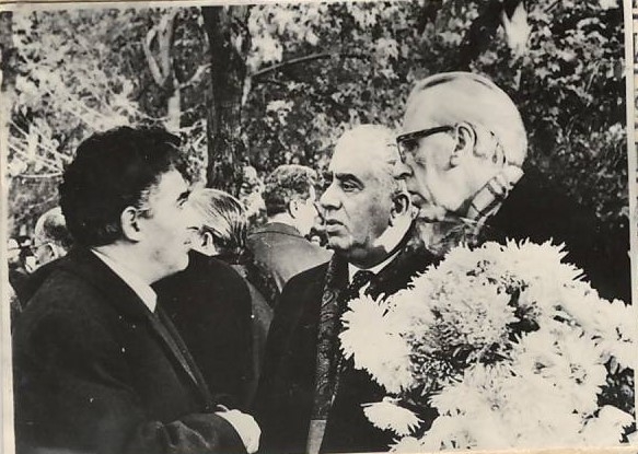 Նեգատիվ ՝ լուսանկարի ՝ Ա.Խաչատրյանը      կոմպոզիտորներ Դ.Կաբալևսկու, Է.Միրզոյանի հետ ՝  Կոմիտասի ծննդյան 100-ամյակին նվիրված տոնակատարությունների օրերին 