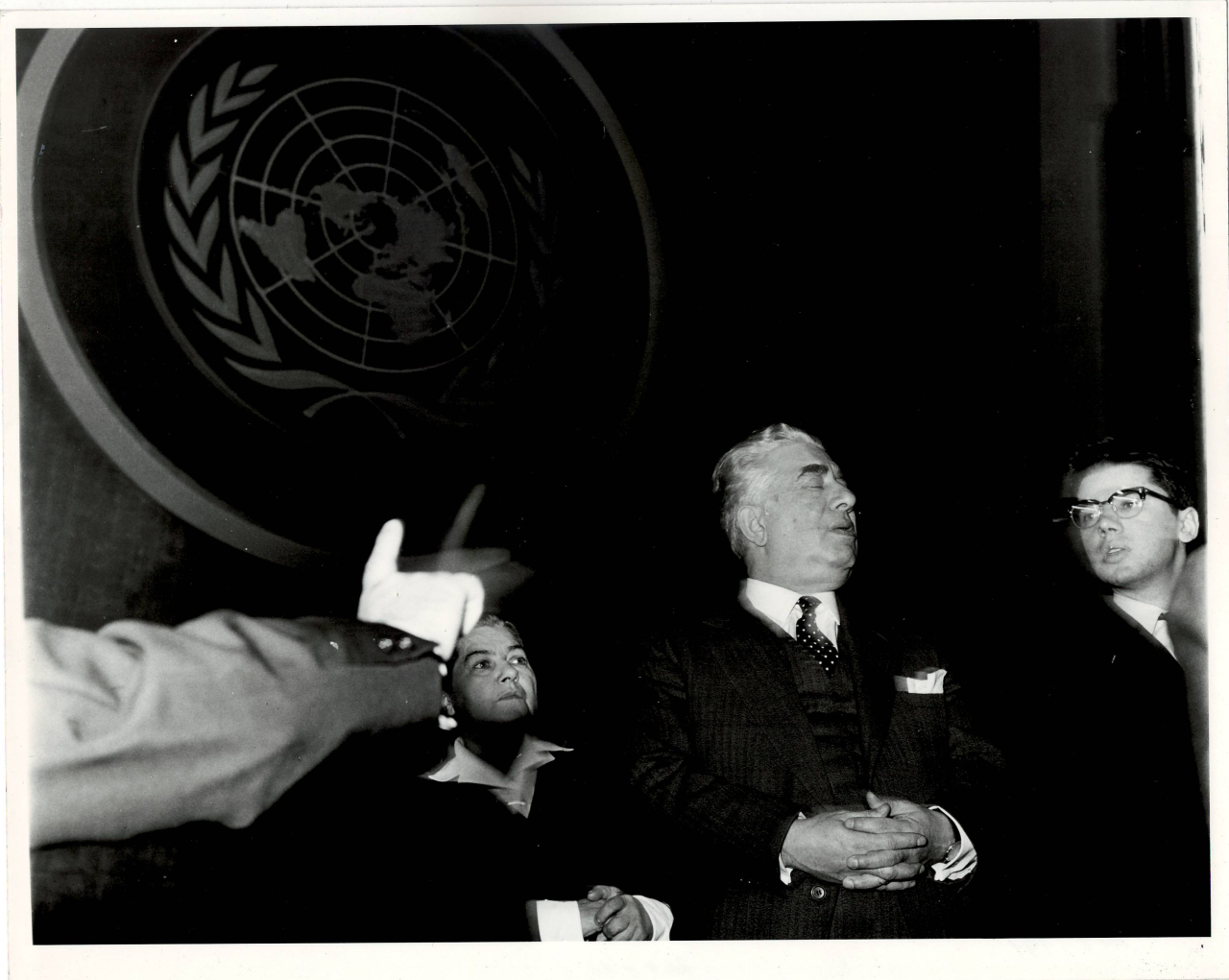 Լուսանկար. Ա. Խաչատրյանը  կնոջ ՝ Ն. Մակարովայի և որդու՝ Կարենի հետ  ՄԱԿ-ի գերագույն ասամբլեայի գլխավոր դահլիճում  