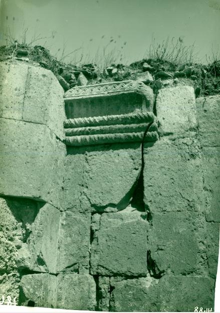 Անիի տաճարի պատերից մեկի քանդակազարդ պսակով քիվի հատվածը