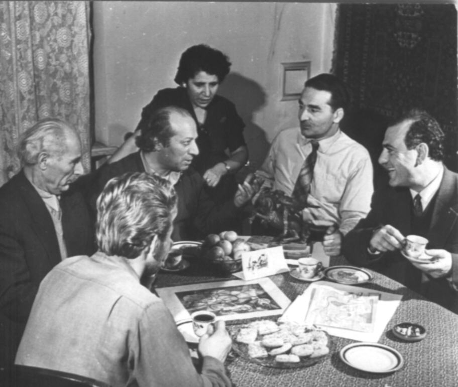 Ե. Քոչարը,  կնոջ՝  Մանիկի, արձանագործ Ահարոնյանի, Աշոտ Մամաջանյանի և դերասան Ժան Էլոյանի հետ՝ սուրճի սեղանի շուրջ, 1960