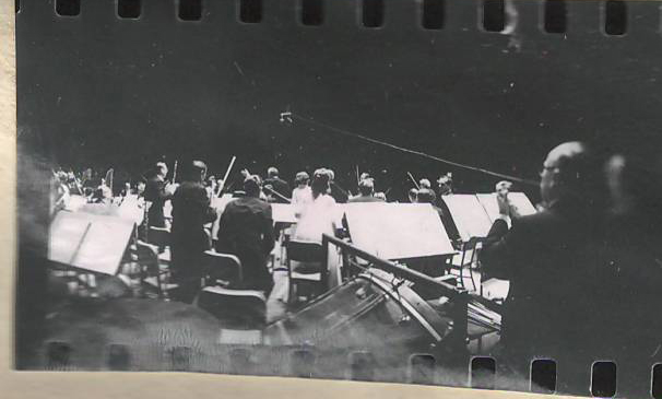 Նեգատիվ՝ լուսանկարի. Ա. Խաչատրյանը Նյու Յորքի սիմֆոնիկ նվագախմբի հետ Քարնեգի Հոլ համերգասրահում իր հեղինակային  համերգի ժամանակ