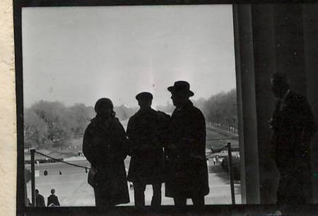 Նեգատիվ՝ լուսանկարի. Ա. Խաչատրյանը կնոջ՝ Նինա Մակարովյաին և որդու՝ Կարենի հետ Վաշինգտոնի Արլինգտոն գերեզմանոցում