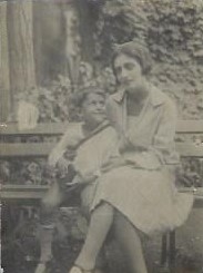 Կոստանյան Կարենը մոր հետ