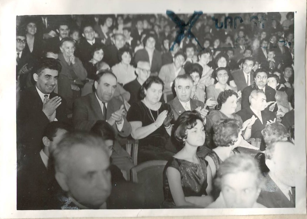 Նեգատիվ` լուսանկարի. Ա.Խաչատրյանը կնոջ ` Ն.Մակարովայի  և այլոց հետ  հանդիսասրահում `Ալ.Սպենդիարյանի  անվ. օպերայի և բալետի ակադեմիական թատրոնում «Սպարտակ»  բալետի ներկայացմանը :