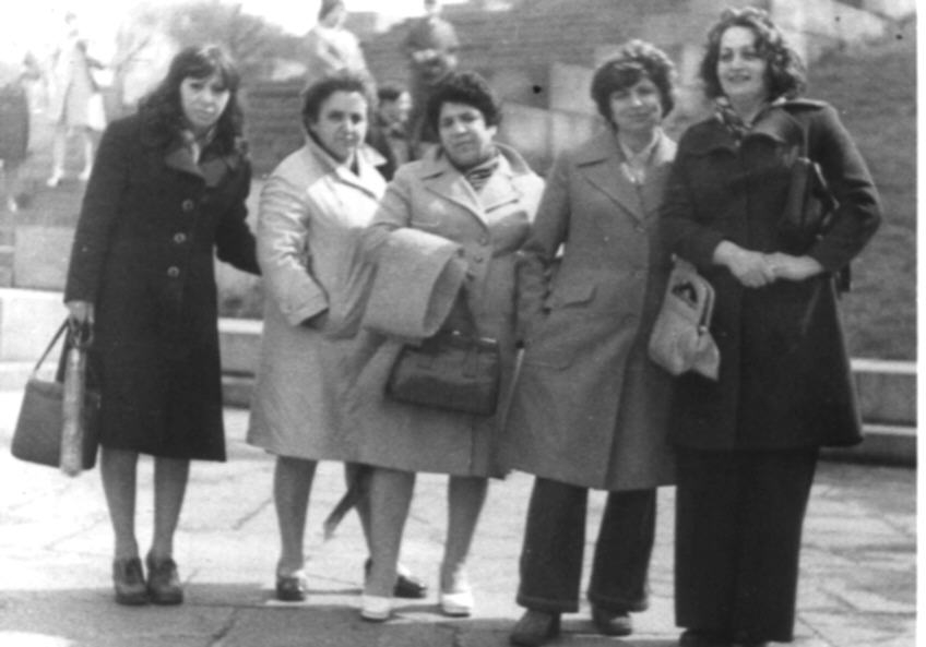 Ե. Քոչարի կինը՝ Մանիկ Մկրտչյանը մի խումբ կանանց հետ, 1970 - ականներ