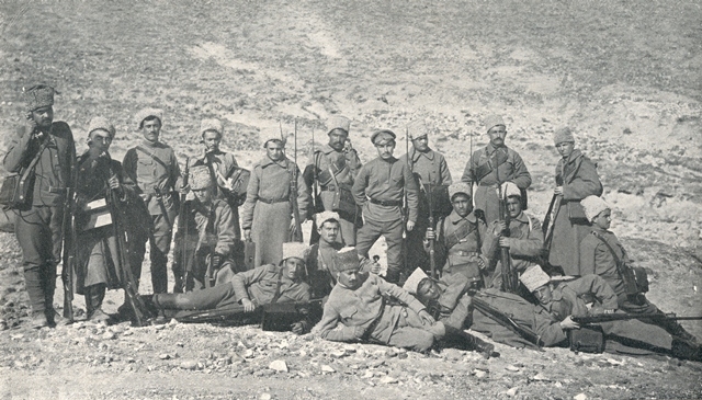 V գնդի կապավորների խումբը  «Հայ կամաւորներ 1914-1916» ալբոմից