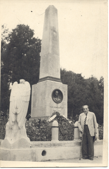 Ավ. Իսահակյանը Լերմոնտովի հուշարձանի մոտ