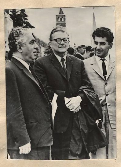 Նեգատիվ ՝ լուսանկարի ՝ Ա.Խաչատրյանը կոմպոզիտորներ Դ.Շոստակովիչի և Է.Միրզոյանի հետ Մոսկվայի Կարմիր հրապարակում 