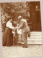 Վարվառա Սպենդիարովան իր հոր՝ Լեոնիդ Մազիրովի և երեխաների հետ: