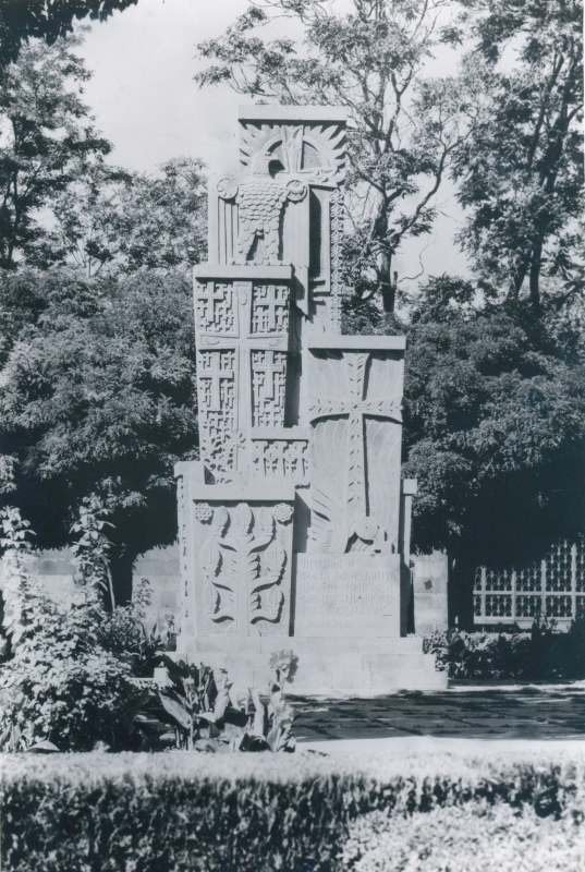 1915 թ. Մեծ եղեռնի նահատակաց հուշարձանը Ս. Էջմիածնի մայր տաճարի բակում 1965 թ.