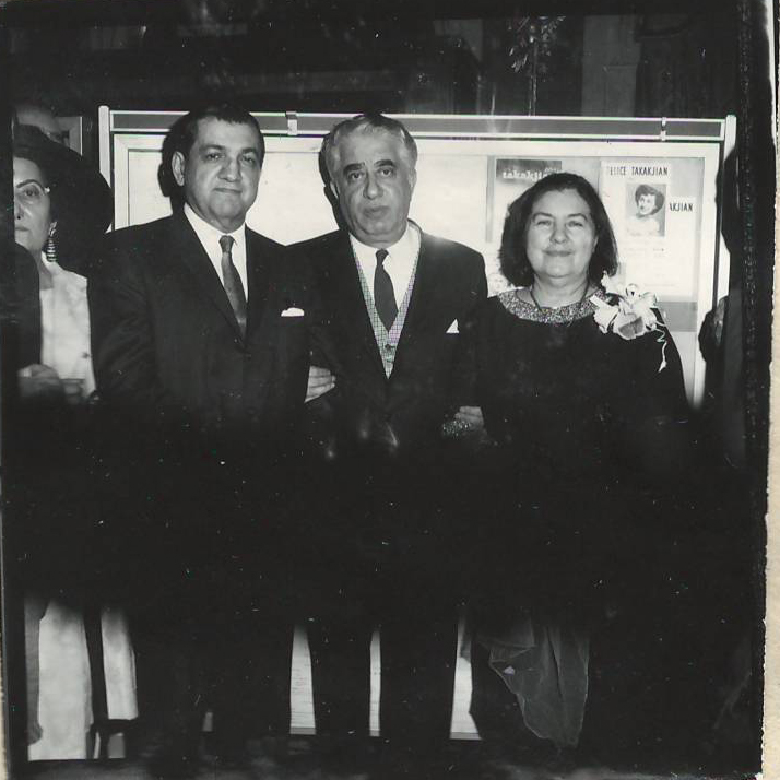 Նեգատիվ՝ լուսանկարի Ա. Խաչատրյանը  կնոջ՝ Նինա Մակարովայի և  կոմպոզիտոր Ռիչարդ Յարդումյանի (ԱՄՆ) հետ՝ Նյու Յորքի  արվեստի և դիզայնի դպրոցում իրեն նվիրված ցուցահանդեսի ժամանակ