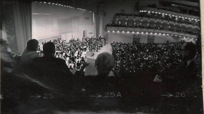 Նեգատիվ՝ լուսանկարի. Ա. Խաչատրյանը  Նյու Յորքի «Քարնեգի Հոլ» համերգասրահում՝ ազգային սիմֆոնիկ նվագախմբի հետ իր հեղինակային համերգի ժամանակ