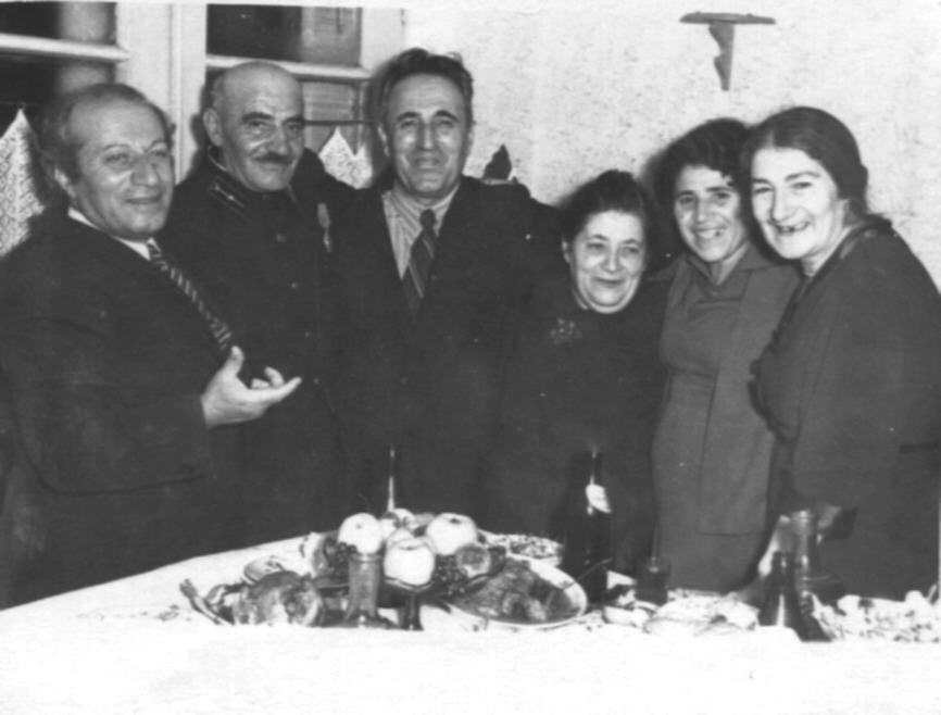 Ե. Քոչարը /աջից առաջինը/, կինը՝ Մանիկ Մկրտչյանը /ձախից երկրորդը /, քույրը՝ Մարգարիտան /ձախից երրորդը/ և մի խումբ այլ մարդիկ խնջույքի ժամանակ, Երևան, 7 նոյեմբերի, 1957   