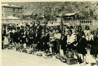 Ծաղկի տոն Ղափանում , N-1 դպրոցի  աշակերտները՝ Ա. Աղամիրյանի հետ 