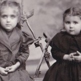 Արուս Բաբալյանը (մանուկ հասակում)   նկարված մի աղջնակի հետ