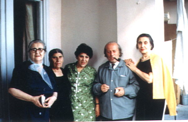 Երվանդ Քոչարը, Մանիկ Մկրտչյանը /ձախից երրորդը/, կողքինը՝  մայրը և երկու այլ կանայք, 1970-ականներ