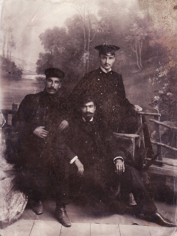 Լուսանկար Լևոն Նալբանդյանի և նրա ընկերների