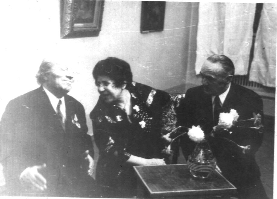 Ե.Քոչարը,  կինը՝ Մանիկ Մկրտչյանը և Անաստաս Միկոյանը   «Արևելքի ժողովուրդների արվեստի թանգարանում»  Երվանդ Քոչարի անհատական ցուցահանդեսի բացման պահին, Մոսկվա, 25 դեկտեմբերի, 1973