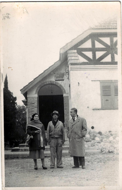 Լուսանկար. Ա. Խաչատրյանը կնոջ՝ Ն. Մակարովայի հետ իսպանացի կոմպոզիտոր Մ. Դե Ֆալյայի տան մոտ