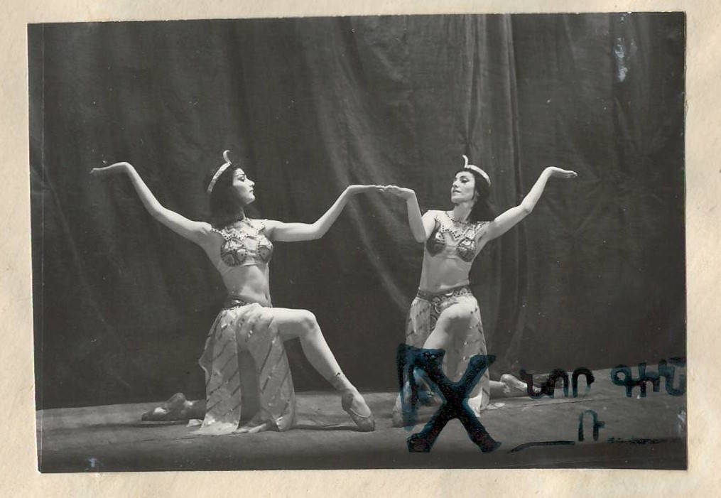 Նեգատիվ լուսանկարի` Ա.Խաչատրյանի «Սպարտակ» բալետի երևանյան բեմադրության 1-ին գործողության 2-րդ պատկերը.