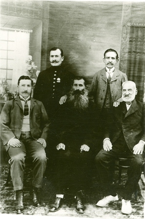 Նորջուղայեցիներ (ձախից առաջինը լուսանկարիչ Մինաս Պատկերհանյանի հայրն է)