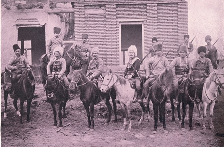 «Ավոն իր ձիավորներով»  «Հայ կամաւորներ 1914-1916» ալբոմից