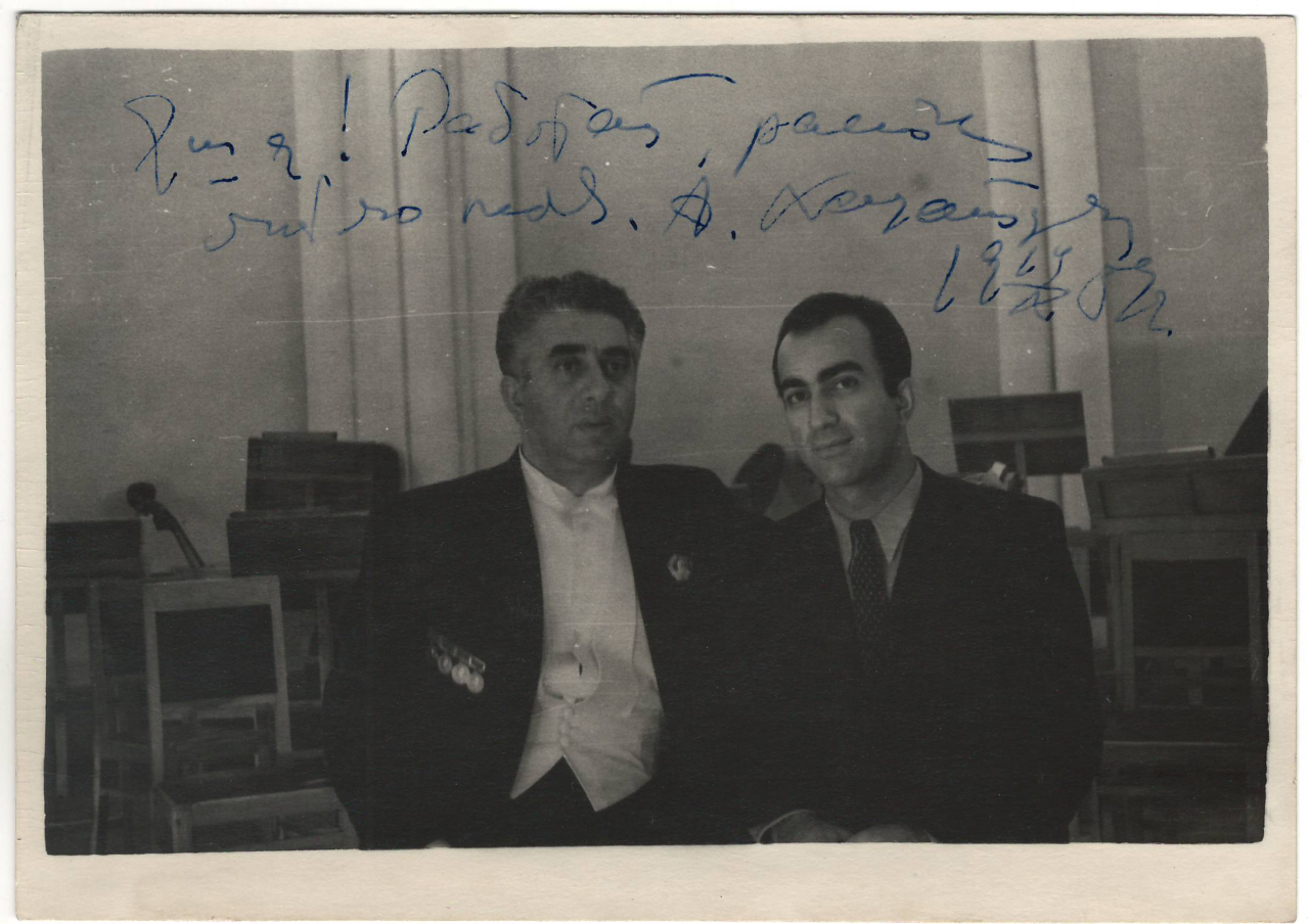 Լուսանկար. Ա. Խաչատրյանը ջութակահար Հ. Վարդանյանի հետ Հայֆիլհարմոնիայի դահլիճում  իր համերգից հետո