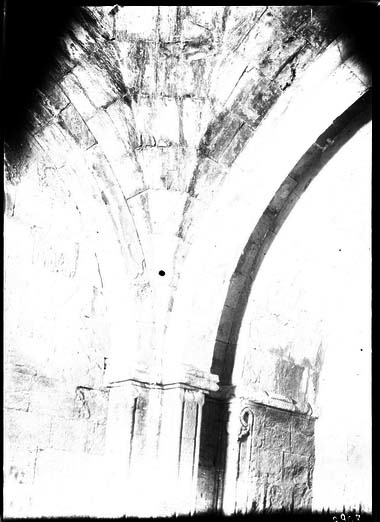 Ամաղու Նորավանք. Սուրբ Աստվածածին (Բուրթելաշեն) եկեղեցու ստորին հարկի կամարներից մեկը