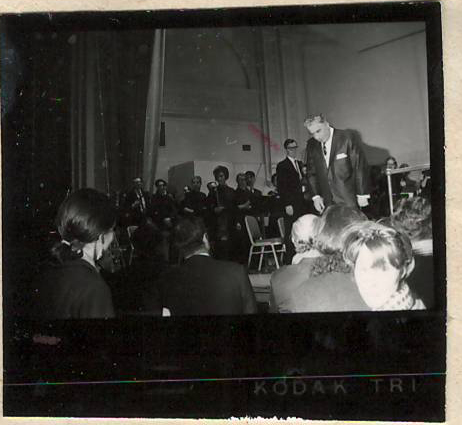 Նեգատիվ՝ լուսանկարի. Ա. Խաչատրյանը Նյու Յորքի Քարնեգի Հոլ համերգասրահում տեղի  սիմֆոնիկ նվագախմբի հետ իր հեղինակային համերգի ժամանակ