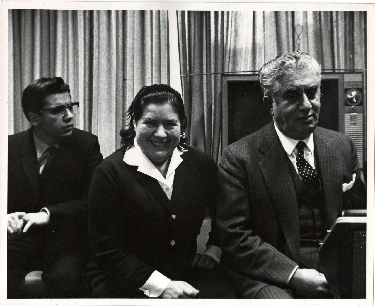 Լուսանկար. Ա. Խաչատրյանը կնոջ՝ Ն. Մակարովայի և որդու՝ Կարենի հետ ՄԱԿ-ում մամլո ասուլիսի ժամանակ 