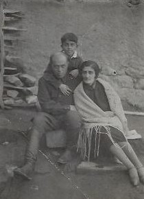 Կոստանյան Կարենը ծնողների հետ