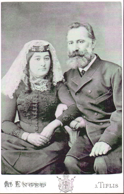 Ղազարոս Աղայանը և իր կինը