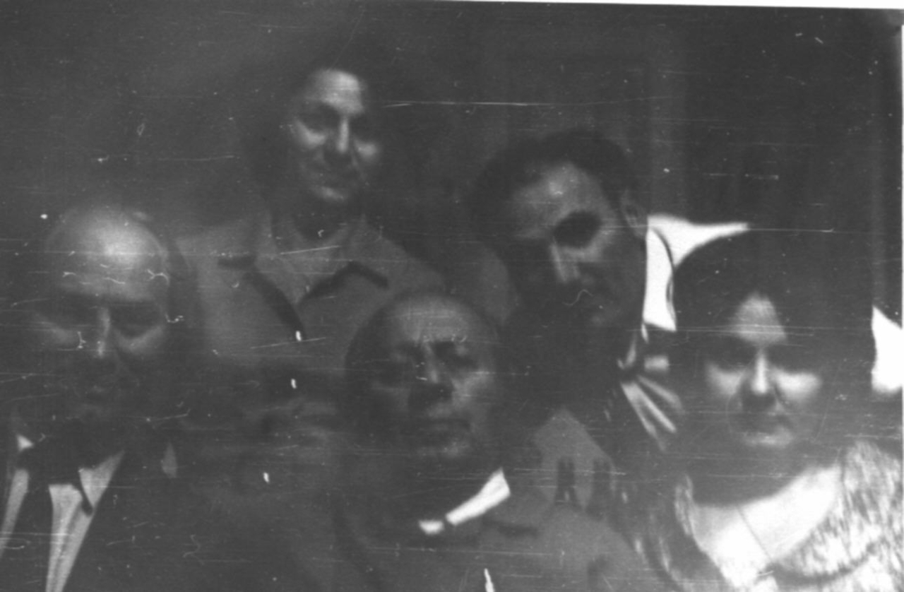 Երվանդ Քոչարը (կենտրոնում) մի խումբ ընկերների հետ: Ձախից աջ՝ առաջին շարք -  Մարտին Կակոսյան, Կակոսյանի կինը, երկրորդ շարք՝  Շաքե Աղազարյան, Երջանիկ Կարախանյան, Երևան, 1970