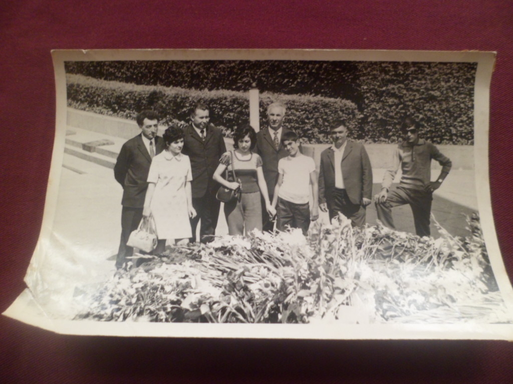 Ավետիք Ենոքի Քալաշյանը (ՀՍՍՀ վաստակավոր շինարար) երեխաների և կոլեգաների հետ