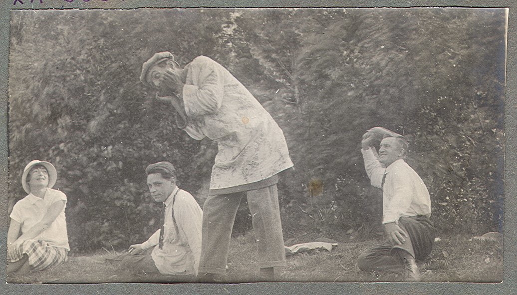 Մարինա Սպենդիարովան իր ծանոթների հետ զբոսանքի պահին: 