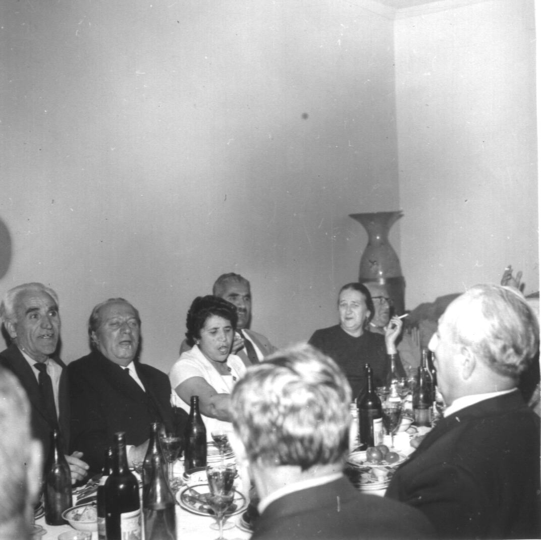 Երվանդ Քոչարը,  Մանիկ Մկրտչյանը և մի խումբ մարդիկ խնջույքի ժամանակ, 1960-ականներ 