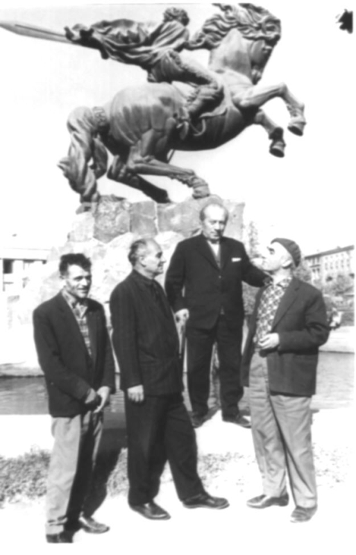  Ե. Քոչարը և մի խումբ մարդիկ «Սասունցի Դավիթ» արձանի ֆոնին,  25 հոկտեմբերի,1967