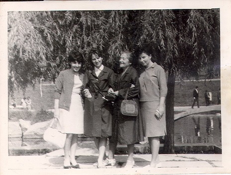 Մարինա Սպենդիարովան  երեք անծանոթ կնոջ հետ այգում թևանցուկ կանգնած: