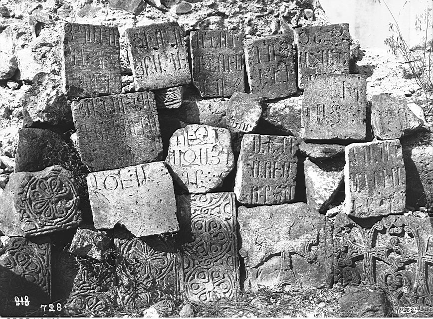 Արձանագրությամբ քարերի բեկորներ Գառնու հեթանոսական տաճարի տարածքից 
