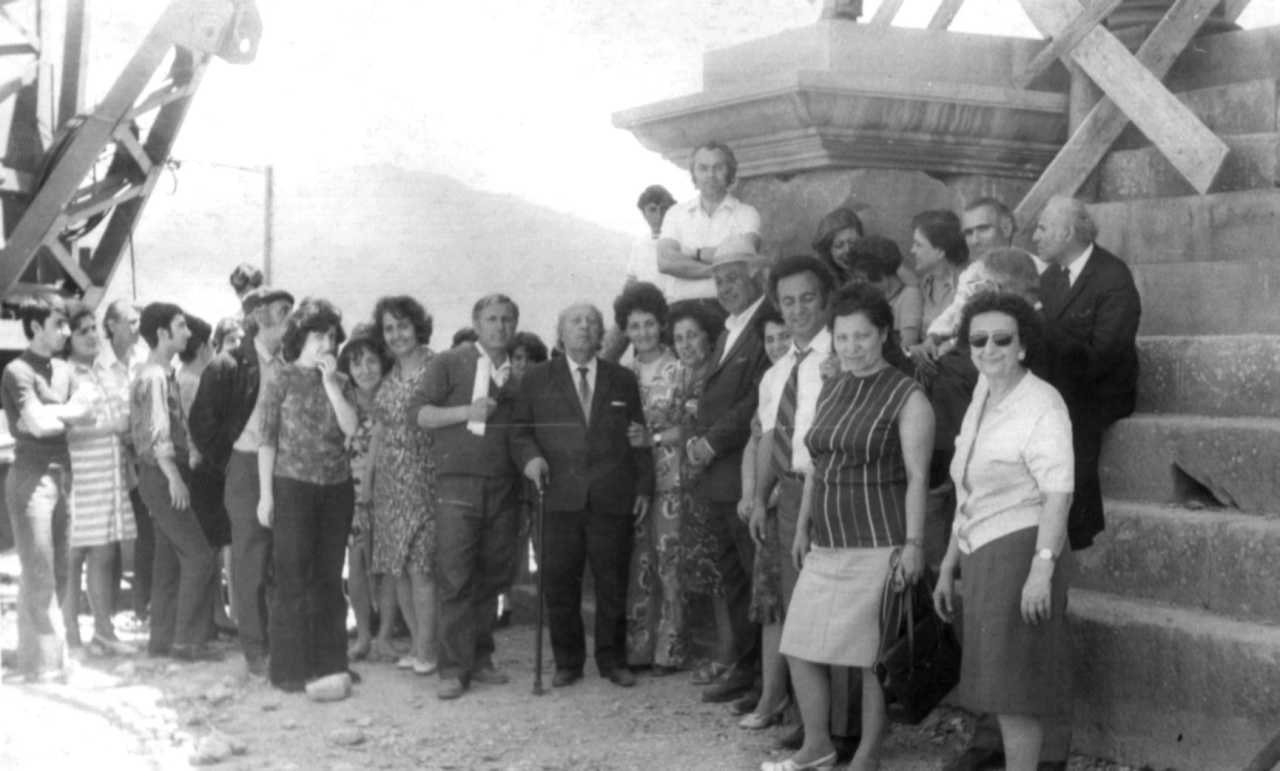 Ե. Քոչարը, կինը՝ Մ. Մկրտչյանը և մի խումբ մարդիկ,  [1970–ականներ]